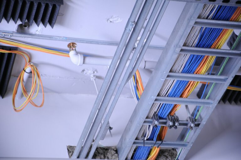 Wie selbstklebende PTFE-Folie elektrische und mechanische Systeme der nächsten Generation antreibt white wooden shelf with books