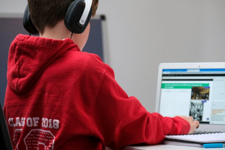 Micro-Learning: Die agile Antwort auf die digitale Lernrevolution boy in red hoodie wearing black headphones